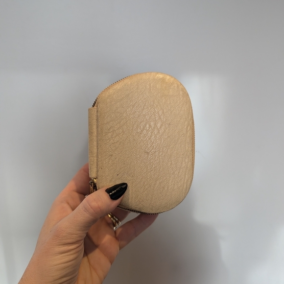 Elegant Cream Jewelry Case - Picture 7 of 9